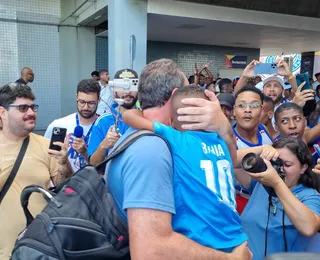 Do povo, o clamor: a festa para o Bahia no aeroporto rumo à Colômbia