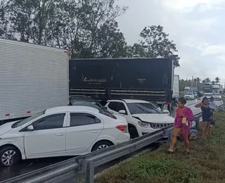 Engavetamento entre sete veículos deixa cinco feridos na BR-324