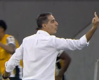 Ex-Bahia, Renato Paiva faz gesto obsceno em vitória do Botafogo