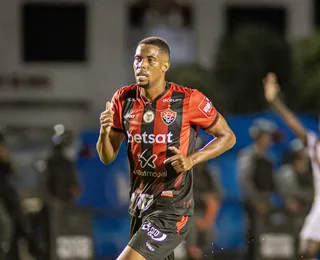 Ex-atacante do Vitória é afastado em seu clube e se pronuncia
