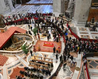 Fieis se despedem do papa no último dia do velório no Vaticano