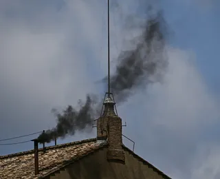 Fumaça sai preta e papa não é eleito na manhã do 2º dia de conclave