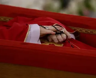 Funeral e sepultamento do papa Francisco são realizados neste sábado