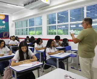 Governo da Bahia publica lista de 800 professores convocados