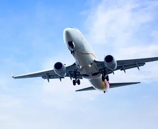 Influenciadora brasileira tem voo cancelado após ataque de míssil