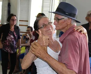 Lar de Idosos em Salvador recebe aulão de forró