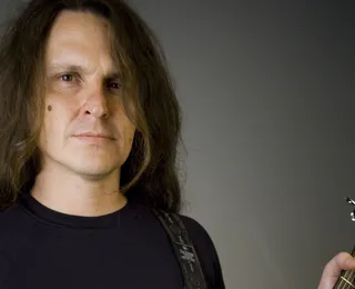 Lenda viva do hard rock brasileiro, Edu Ardanuy faz show neste domingo