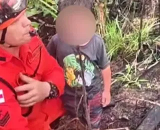 Menino de 2 anos desaparecido é encontrado protegido por cães