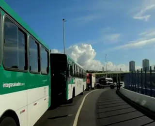 Motociclista bloqueia viaduto com pneus e interdita região do Iguatemi