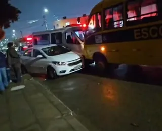 Motorista de micro-ônibus escolar passa mal e atinge cinco carros