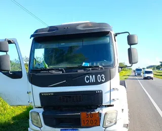 Motorista é feito refém durante assalto a caminhão-tanque na BR-324
