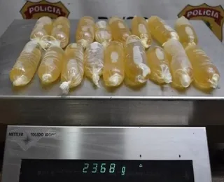 Mulher é presa com cocaína líquida dentro de camisinhas em Aeroporto
