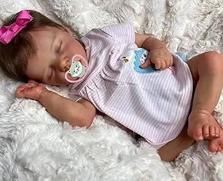 Mulher leva bebê reborn para se vacinar: "É só abrir a agulha"