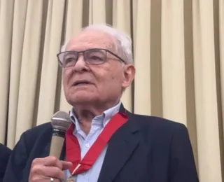 Othon Bastos recebe medalha e celebra: “Estar sempre em ação”