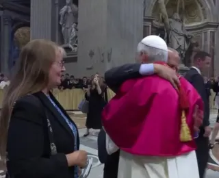 Papa Leão abraça irmão após missa inaugural de pontificado