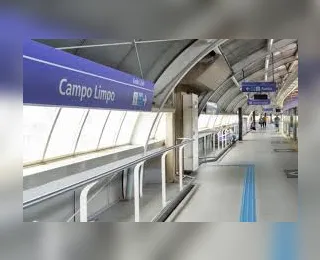 Passageiro de metrô morre após ficar preso na porta do trem