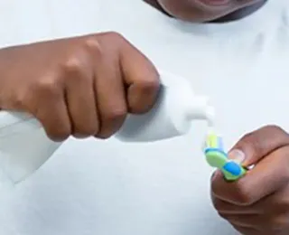 Por que a Anvisa proibiu a venda do creme dental da Colgate?