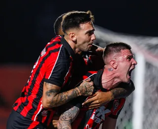 "Quase quebrei a perna", revela Kayzer após estreia épica no Barradão