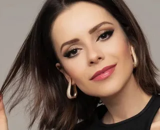 Sandy curte bloco disfarçada com novo namorado