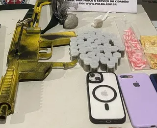 Suspeitos trocam tiros com a PM e deixam submetralhadora para trás