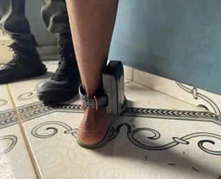Tornozelados vão curtir Micareta de Feira e acabam presos; veja vídeo