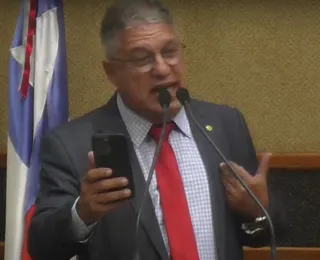 VÍDEO: Líder do governo solta a voz na Alba com música sobre racismo