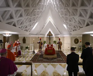 Vaticano divulga primeiras imagens do Papa Francisco em caixão simples
