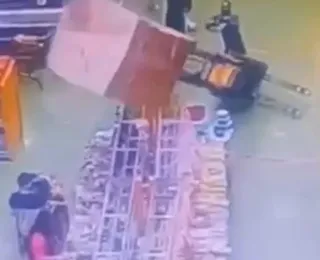 Vídeo: cliente fica soterrada ao ser atingida por carga em supermercado