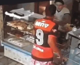 Vídeo: homem joga café quente no rosto de atendente que negou 'fiado'