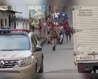 Vídeo: idoso é baleado durante troca de tiros em bairro de Salvador