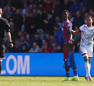Após ter calção puxado, jogador fica só de cueca na Premier League - Imagem