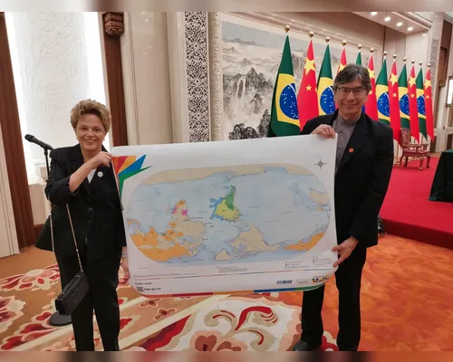 Com Brasil no centro, Dilma exibe novo mapa-múndi polêmico na China - Imagem