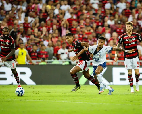 Confira análises do VAR em lances polêmicos de Flamengo x Bahia - Imagem