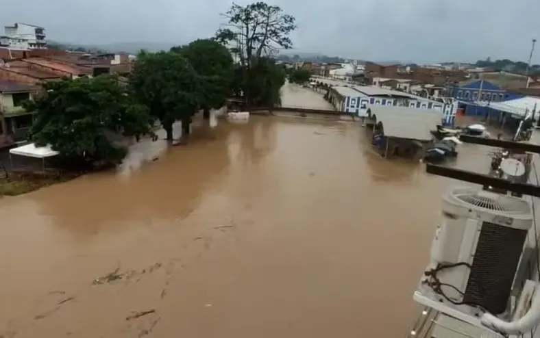 Em Santo Amaro, a tempestade passa, mas mal maior é o chumbo - Imagem