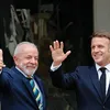 Lula inicia visita à França com acordo UE-Mercosul e crises na agenda - Imagem
