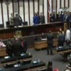 Servidores da Justiça invadem o plenário da Alba e travam a sessão - Imagem