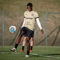 Joia da base deixa o Vitória de graça após impasse por renovação imagem