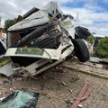 Caminhão perde freio e causa destruição no Sudoeste baiano imagem