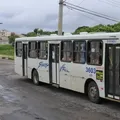Confronto entre facções e PM paralisa linhas de ônibus na RMS imagem