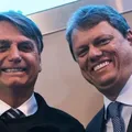 Desconfiado, Bolsonaro segura apoio a Tarcísio imagem