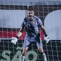 Fora dos planos, goleiro é afastado dos treinos do Vitória imagem