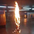 Homem ateia fogo em si mesmo em estação de metrô de SP imagem
