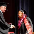 Idosa faz faculdade para manter cérebro ativo e se forma aos 90 anos imagem