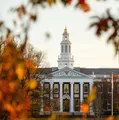 Proibição de Trump é derrubada na Justiça e estrangeiros poderão estudar em Harvard imagem