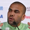 Retorno aos gramados? Daniel Alves posta mensagem religiosa enigmática imagem