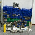 Suspeita é presa com 323 tabletes de maconha e explosivos na Bahia imagem