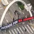 Torcida invade sede e exige fim da crise no Corinthians; assista imagem