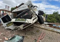 Caminhão perde freio e causa destruição no Sudoeste baiano