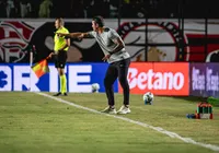 Carpini admite "momento delicado", mas vê Vitória superior ao Santos imagem