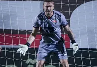 Fora dos planos, goleiro é afastado dos treinos do Vitória imagem